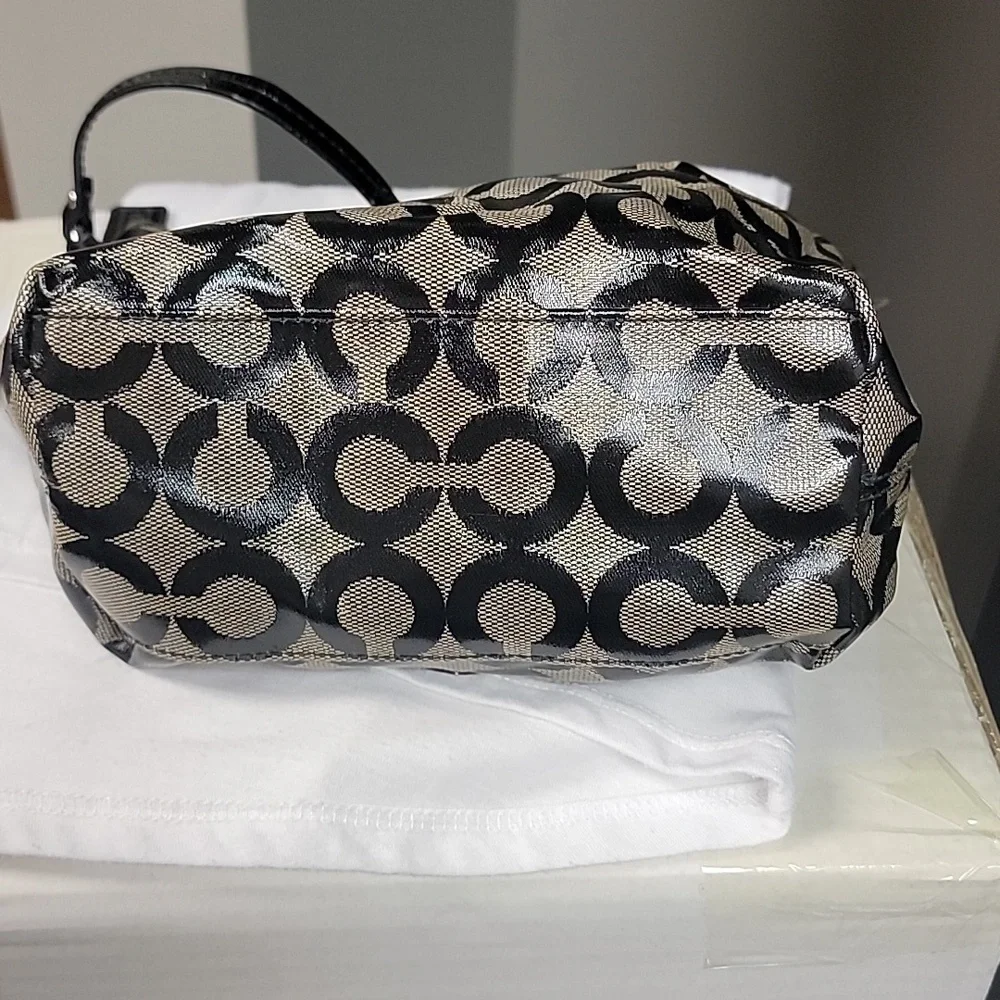 Brand new COACH purse - Picture 3 of 7